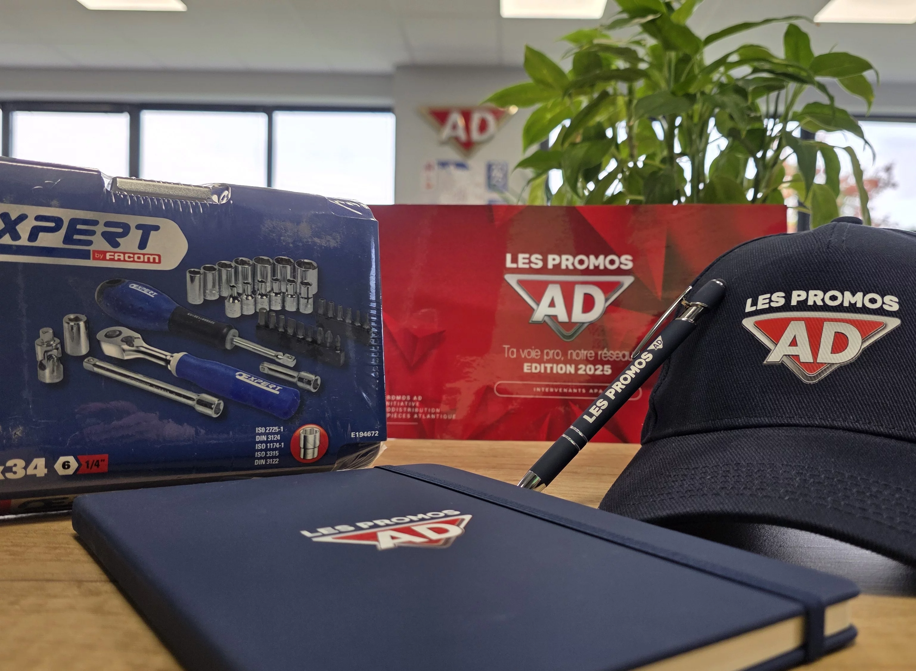 article promo ad - goodies casquette, stylos, carnet de notes logotés et une boite à outils Expert