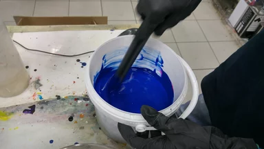 seau avec de la peinture bleu