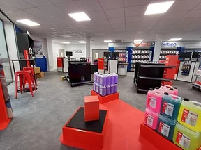 interieur du magasin du distributeur de pièces auto APA situé à St Jacques dans le 35