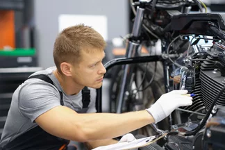 image homme mecanicien sur un moteur