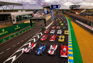 circuit le mans photo des voiture de courses alignées au départ