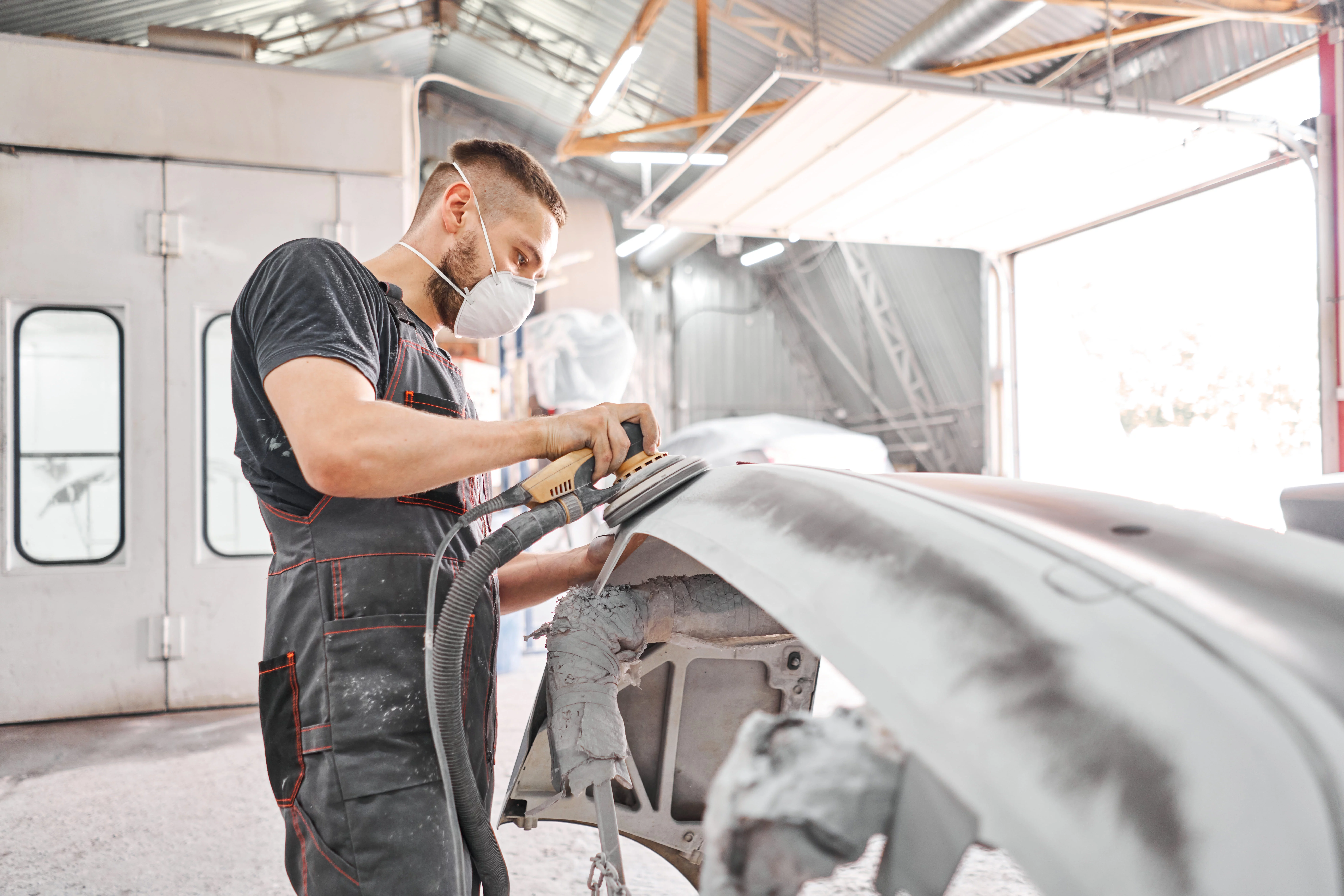 shutterstock_Métiers carrosseries peinture - compress.jpg
