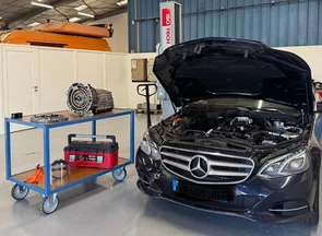 Véhicule APA hybride 4 Mercedes, capot ouvert dans un atelier automobile